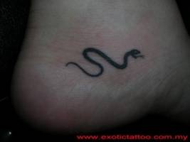 Tattoo de una pequeña serpiente en el talón