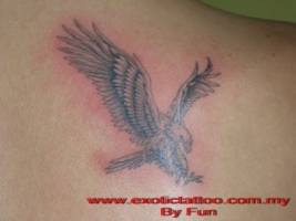 Tatuaje de un águila en la espalda