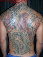 Tatuaje de dos grandes carpas en la espalda