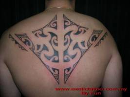 Tatuaje de un tribal maorí en la espalda