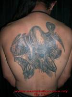 Tatuaje de un alien saliendo de la espalda
