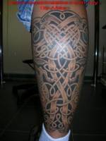 Tatuaje estilo celta en la pierna