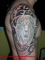 Tatuaje de un león  hecho con tribales