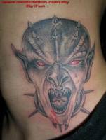 Tatuaje de un monstruo con pequeños cuernos