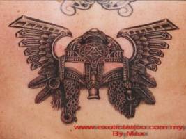 Tatuaje de un casco alado