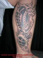 Tatuaje de piel alienígena en la pierna