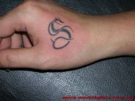 Tatuaje de un dragón sencillo en la mano