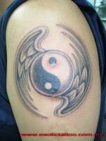 Tatuaje del yin yang con alas