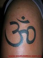 Tatuaje del Om en el brazo