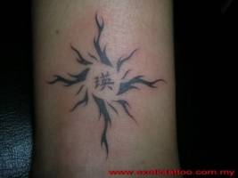 Tatuaje de una letra china dentro de un sol