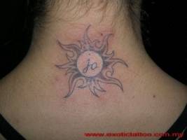 Tatuaje de un nombre dentro de un sol