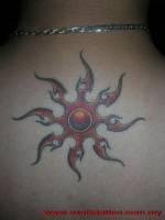 Tatuaje de un sol oscuro