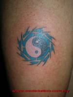 Tatuaje de un sol con el yin yang