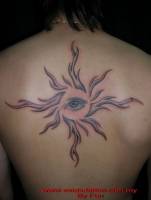 Tatuaje de un sol con un ojo dentro