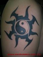Tatuaje de un sol con el yin yang dentro