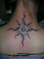 Tatuaje de un sol en la nuca con una S dentro