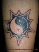 Tatuaje de un sol con yin yang