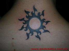 Tatuaje de un sol en la nuca