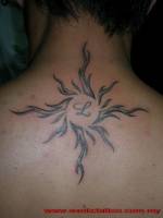 Tatuaje de un sol con la letra L dentro