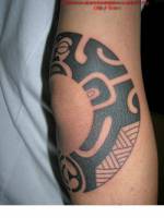 Tatuaje de un circulo maorí en el codo