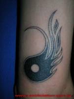 Tatuaje de una de las mitades del yin yang
