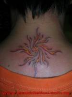 Tatuaje de un sol espiral en la nuca