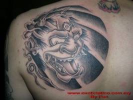 Tatuaje de un demonio de 3 ojos sacando la lengua