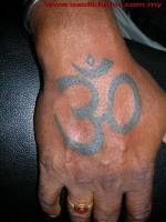 Tatuaje del Om en la mano