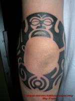Tatuaje de un circulo con caras maorí