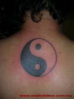 Tatuaje del Yin Yang en la espalda