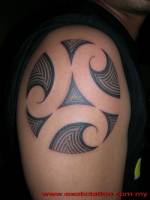Tatuaje de un circulo tribal en el hombro