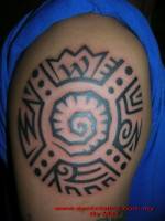 Tatuaje de un circulo con una espiral 