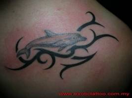 Tatuaje de un delfín entre olas tribales