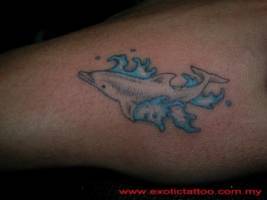 Tatuaje de un delfín chapoteando en el agua