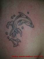Tatuaje de un delfín saltando