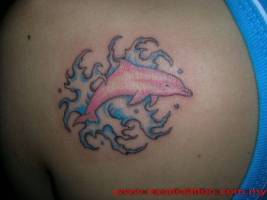 Tatuaje de un delfín entre las olas