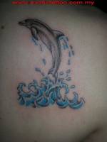 Tatuaje de un delfín saltando del agua