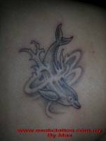 Tatuaje de un delfín zambulléndose en el agua