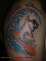 Tatuaje de un delfín surfista con gafas de sol