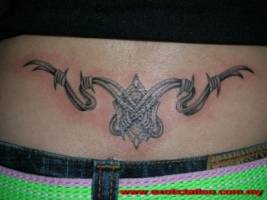 Tatuaje de un tribal hecho de alambre de espino