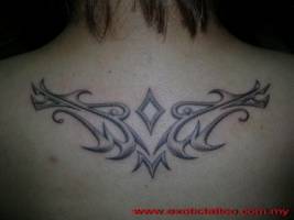 Tatuaje de un tribal con rombo