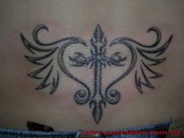 Tatuaje de una cruz con alas