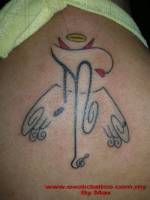 Tatuaje de una inicial con corona de angel y cuernos de demonio