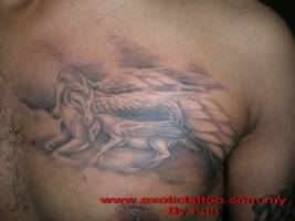Tatuaje de pegso en el pecho