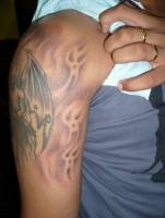 Tatuaje de un demonio alado con espiritus