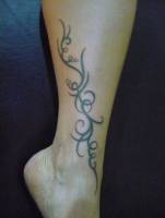 Tatuaje de un floral tribal en la pierna