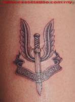 Tatuaje de una espada con alas y una etiqueta