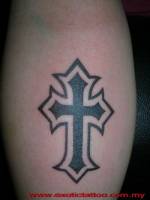 Tatuaje de una cruz estilo gótico