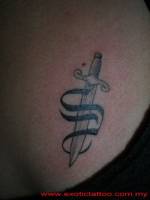 Tatuaje de una pequeña daga con una inicial