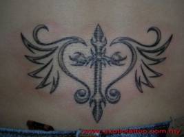 Tatuaje de una cruz con unas alas tribales